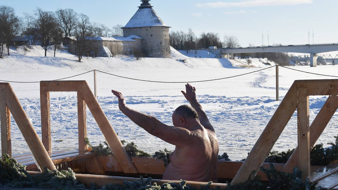 Священник РПЦ высказался о популярных у православных окунаниях в прорубь на Крещение