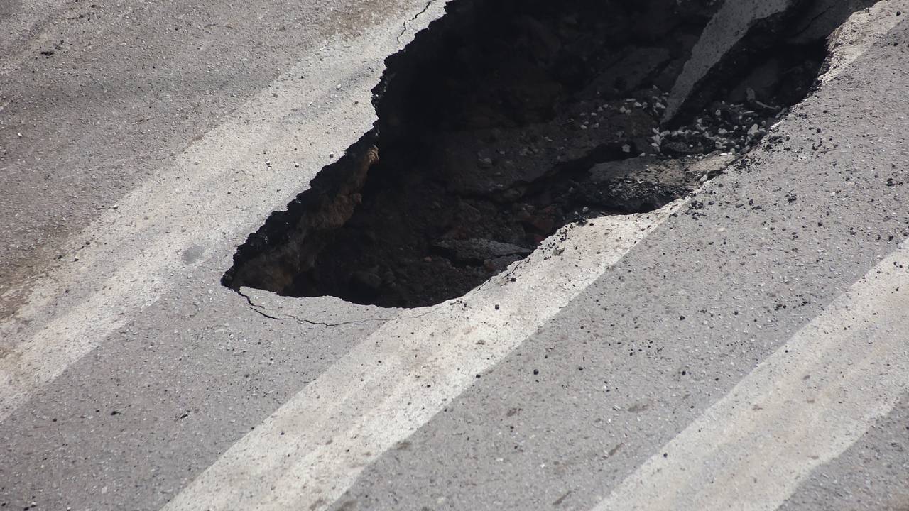 В российском городе из-за аварии на водопроводе провалилась земля и упало дерево В российском городе из-за аварии на водопроводе провалилась земля и упало дерево
