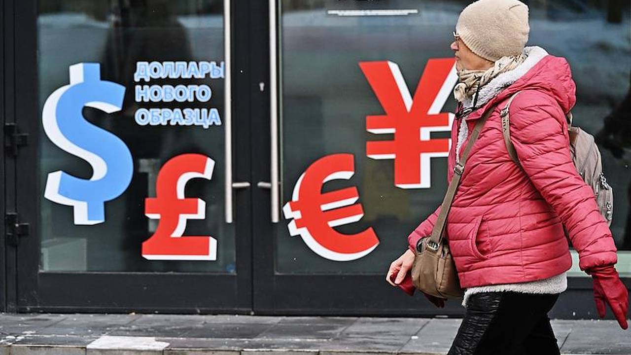 ЦБ резко понизил курсы доллара и евро в России ЦБ резко понизил курсы доллара и евро в России