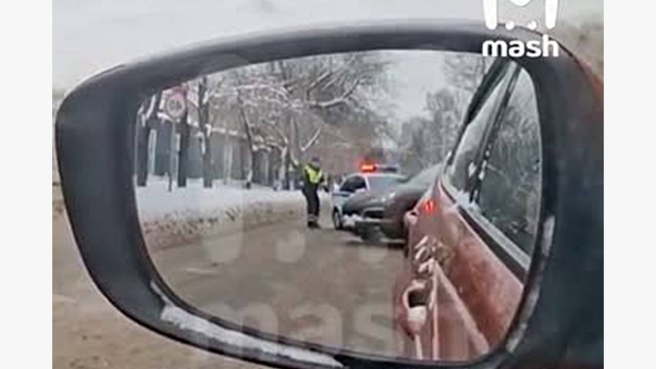 Porsche пошел на таран полицейской машины в Подмосковье и попал на видео