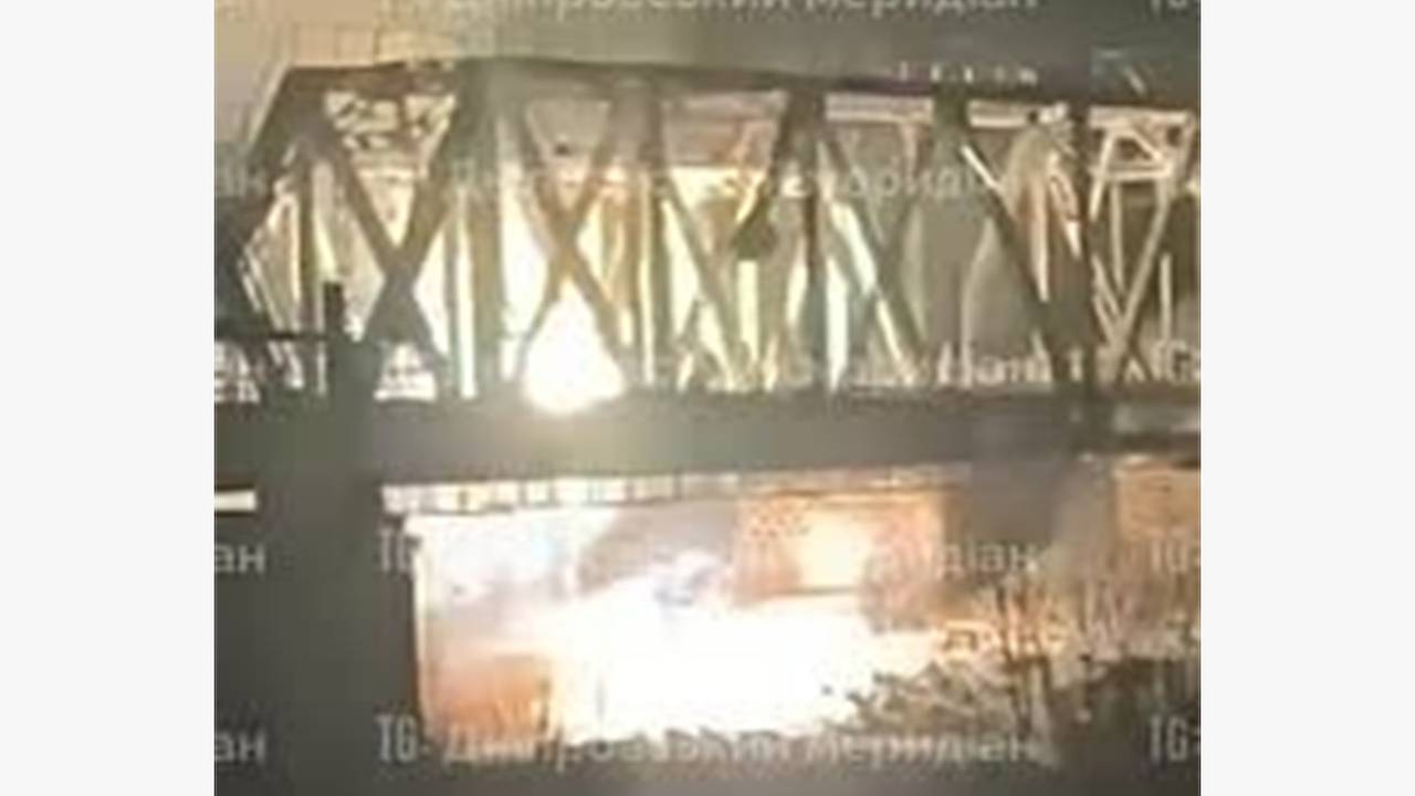 На Украине сгоревший после удара российского беспилотника мост попал на видео