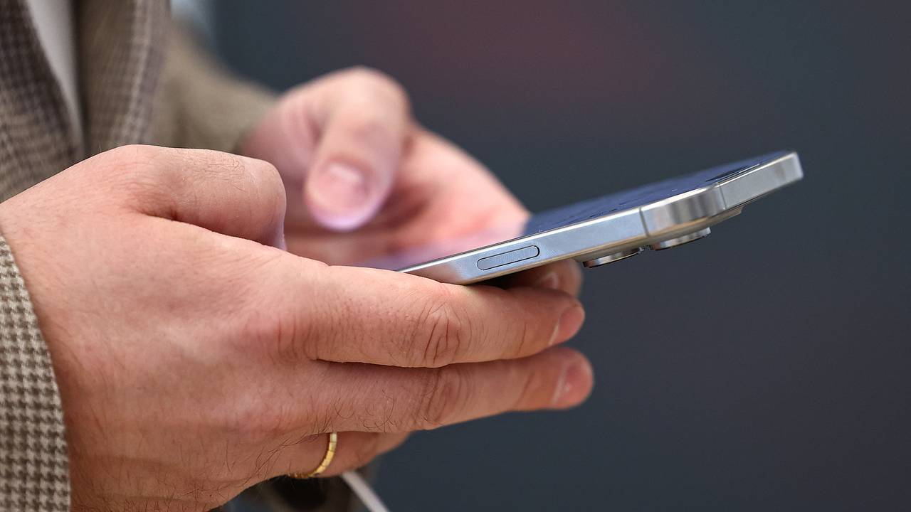 Гоблин назвал покупающих iPhone людей дебилами