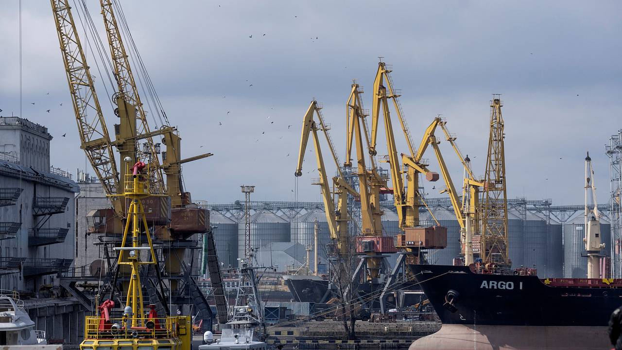Морские суда массово перестали заходить в порты Одессы из-за ударов России