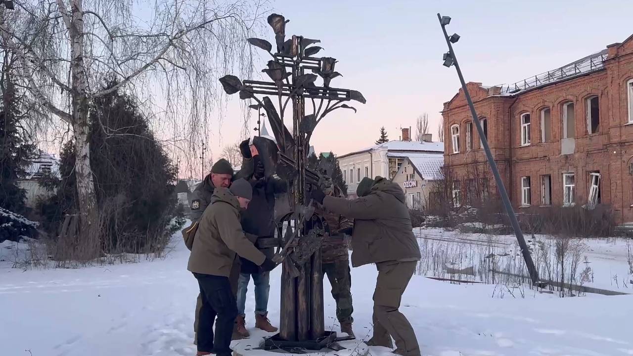 Выкованный из вражеского оружия крест установили в российском городе