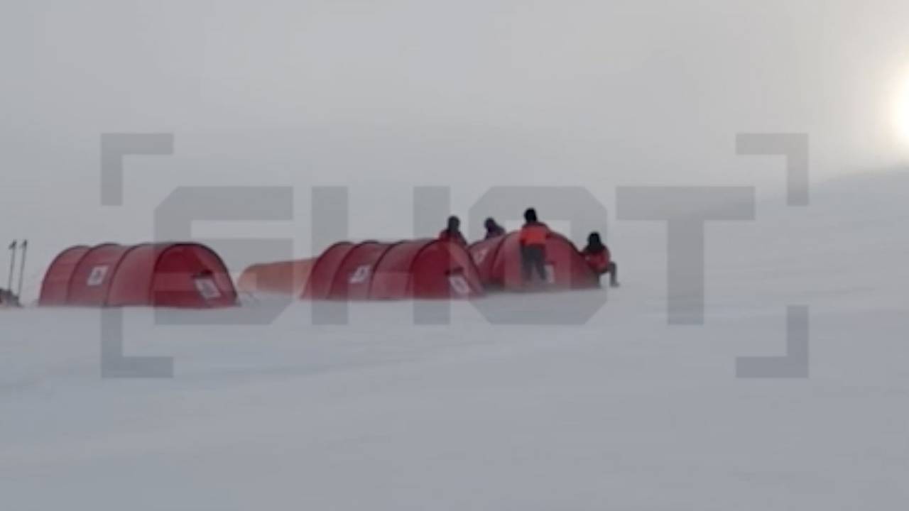 Российские альпинисты оказались в снежной ловушке в горах Антарктиды Российские альпинисты оказались в снежной ловушке в горах Антарктиды