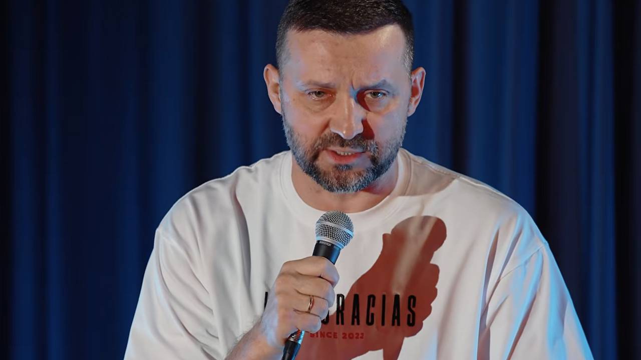 Уехавший в Европу комик-иноагент закрыл бизнес в России