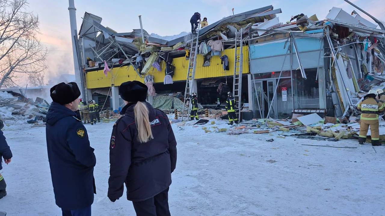 Женщину достали из-под завалов обрушившегося торгового центра в российском городе