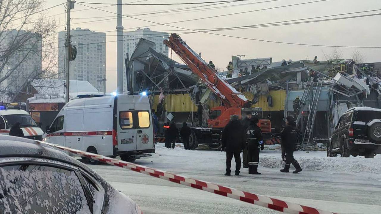 Стало известно о первой жертве обрушения торгового центра в столице региона России