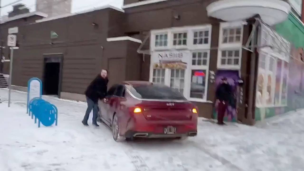 Известного журналиста ограбили на улице