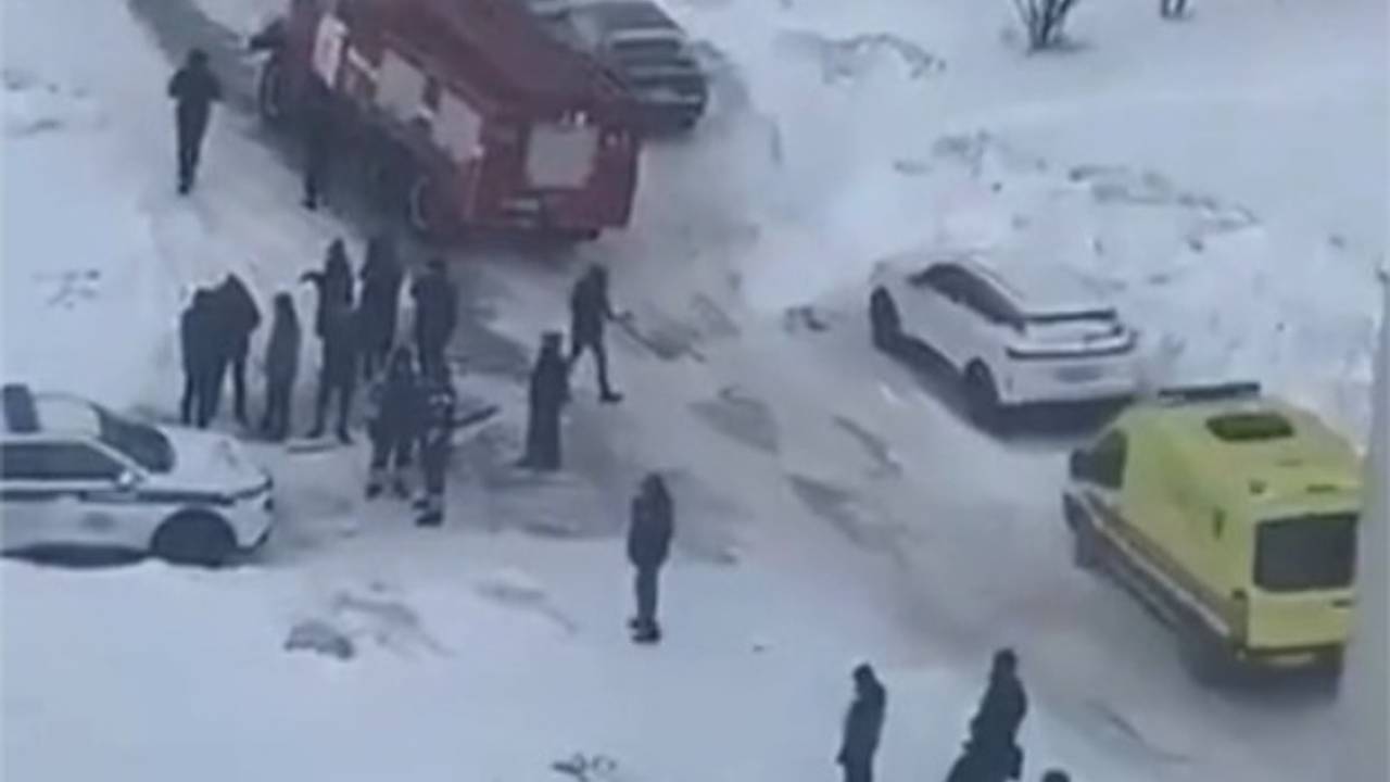 Следователи изучат нападение школьника с ножом и петардами на российский лицей
