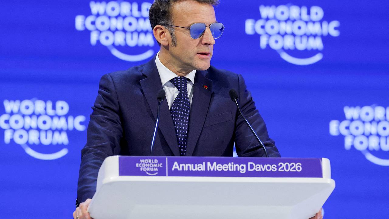 Захарова объяснила наличие у Макрона темных очков словом «употребил»