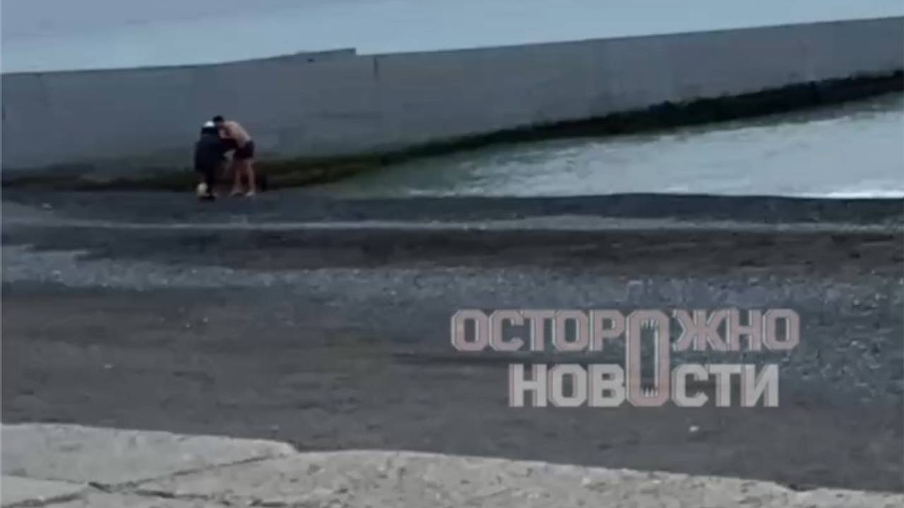Россиянин окунул кричащих маленьких детей в ледяное море и попал на видео