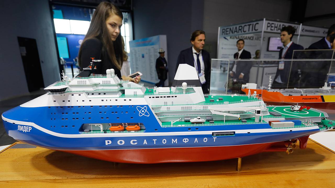Путин назвал сроки завершения строительства крупнейшего в мире ледокола