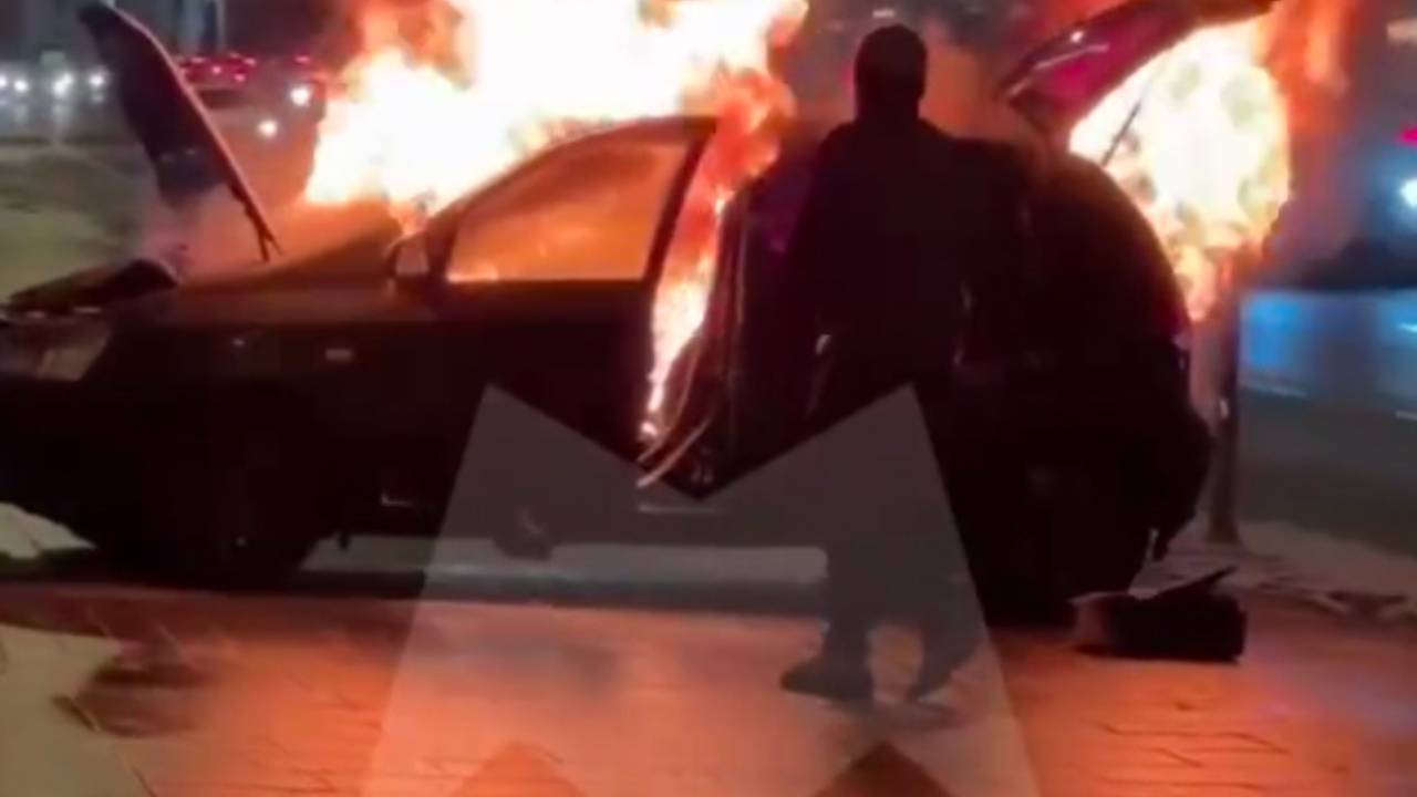 В Москве дворники снегом потушили автомобиль