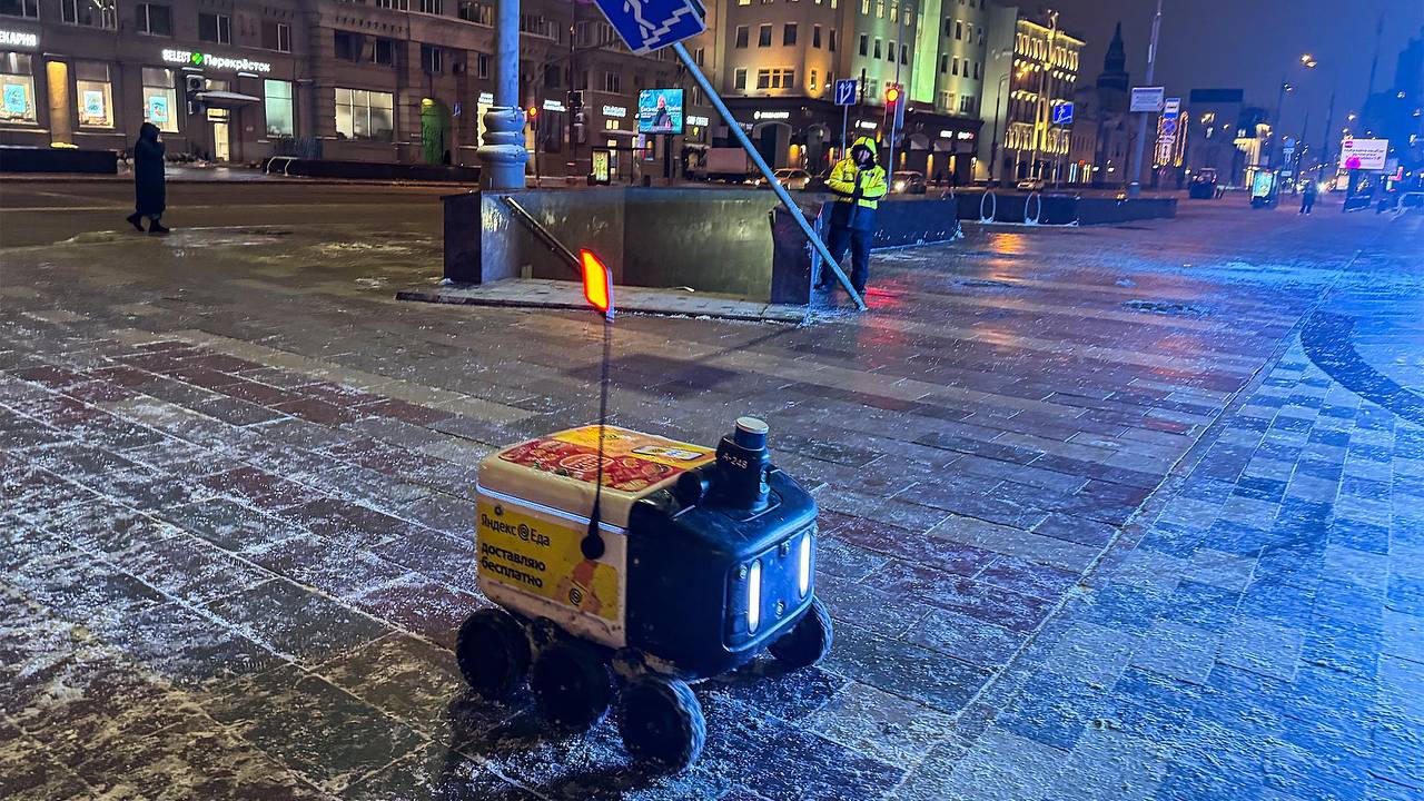 Москвичи пришли на помощь потонувшему в сугробе роботу-курьеру