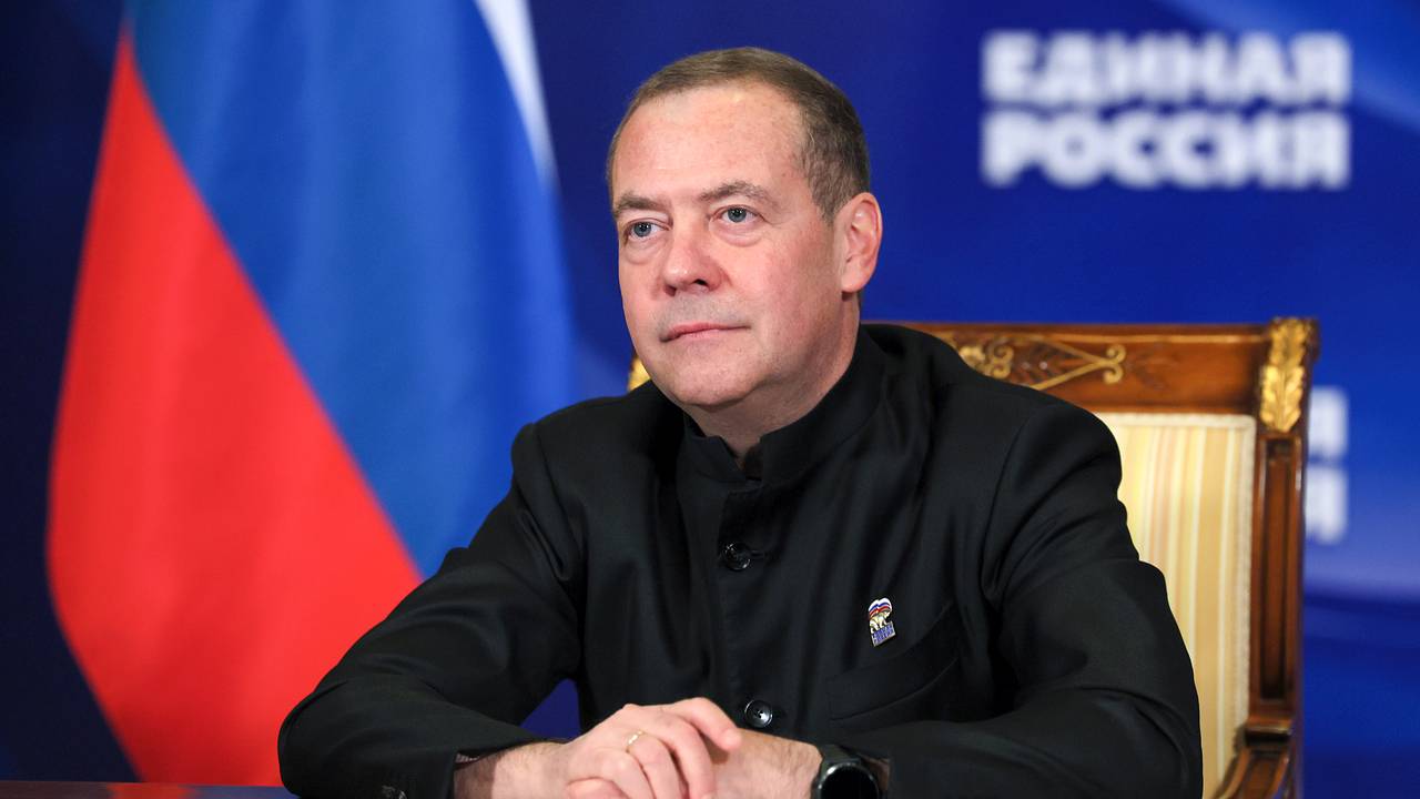 Медведев объяснил стремление стран обзавестись ядерным оружием