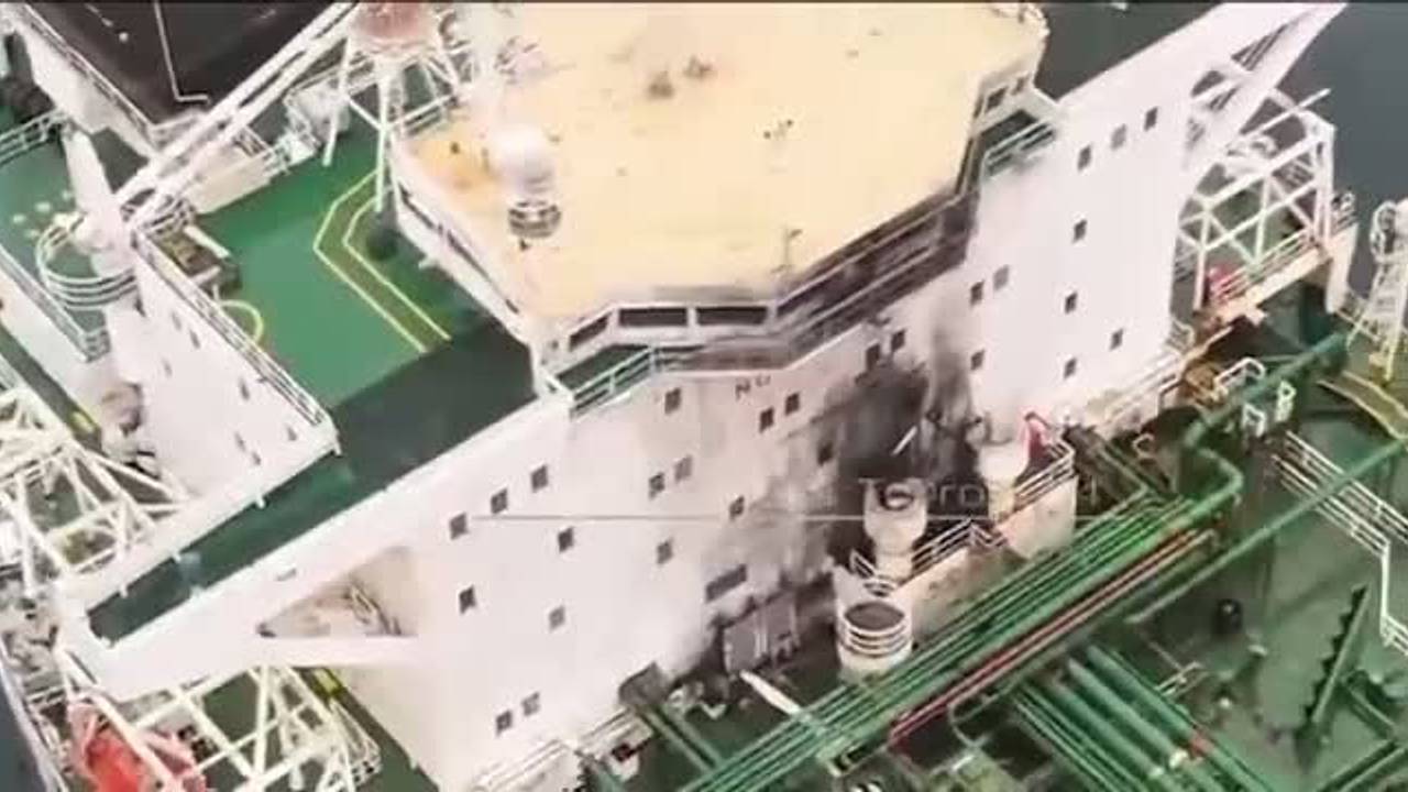 Атакованный дронами ВСУ танкер сняли на видео в Стамбуле со следами ударов Атакованный дронами ВСУ танкер сняли на видео в Стамбуле со следами ударов