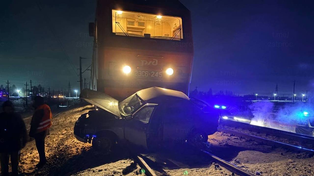 Поезд снес автомобиль в российском регионе