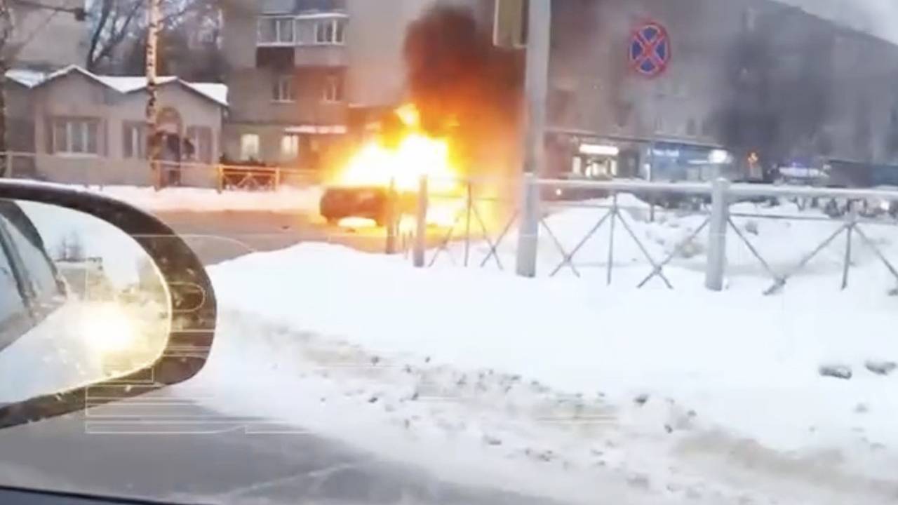 Автомобиль взорвался во время движения на российской дороге