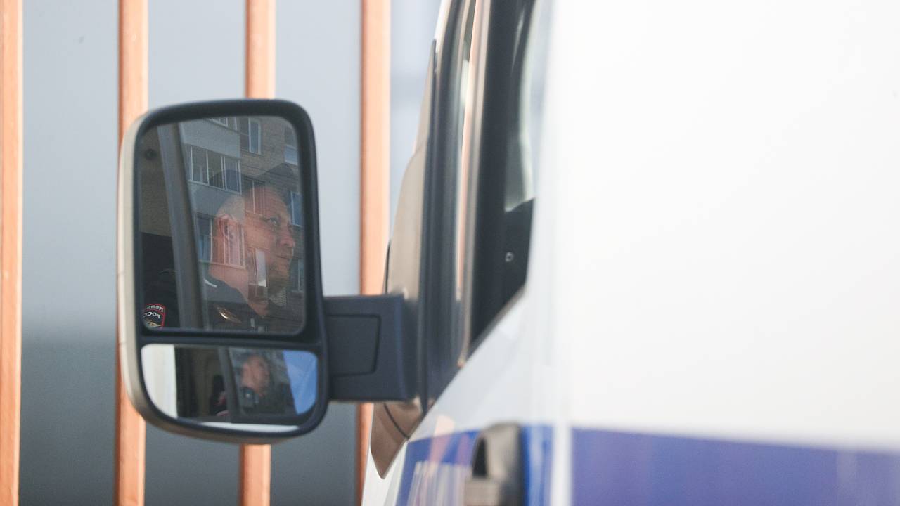Машина с мешком наркотиков врезалась в полицейских в российским регионе Машина с мешком наркотиков врезалась в полицейских в российским регионе