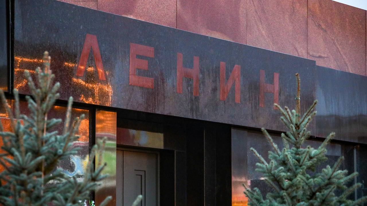 Россияне высказались за вынос из мавзолея и погребение тела Ленина