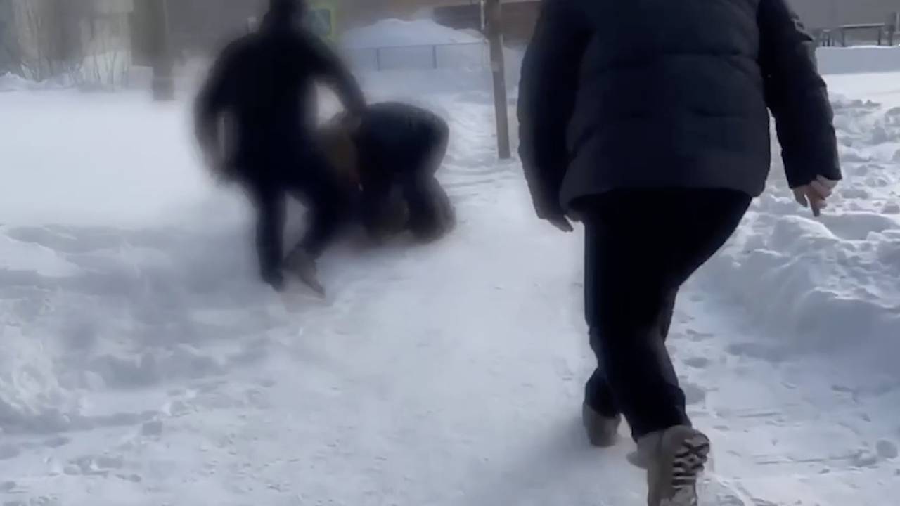 Скрученный силовиками российский подросток попал на видео