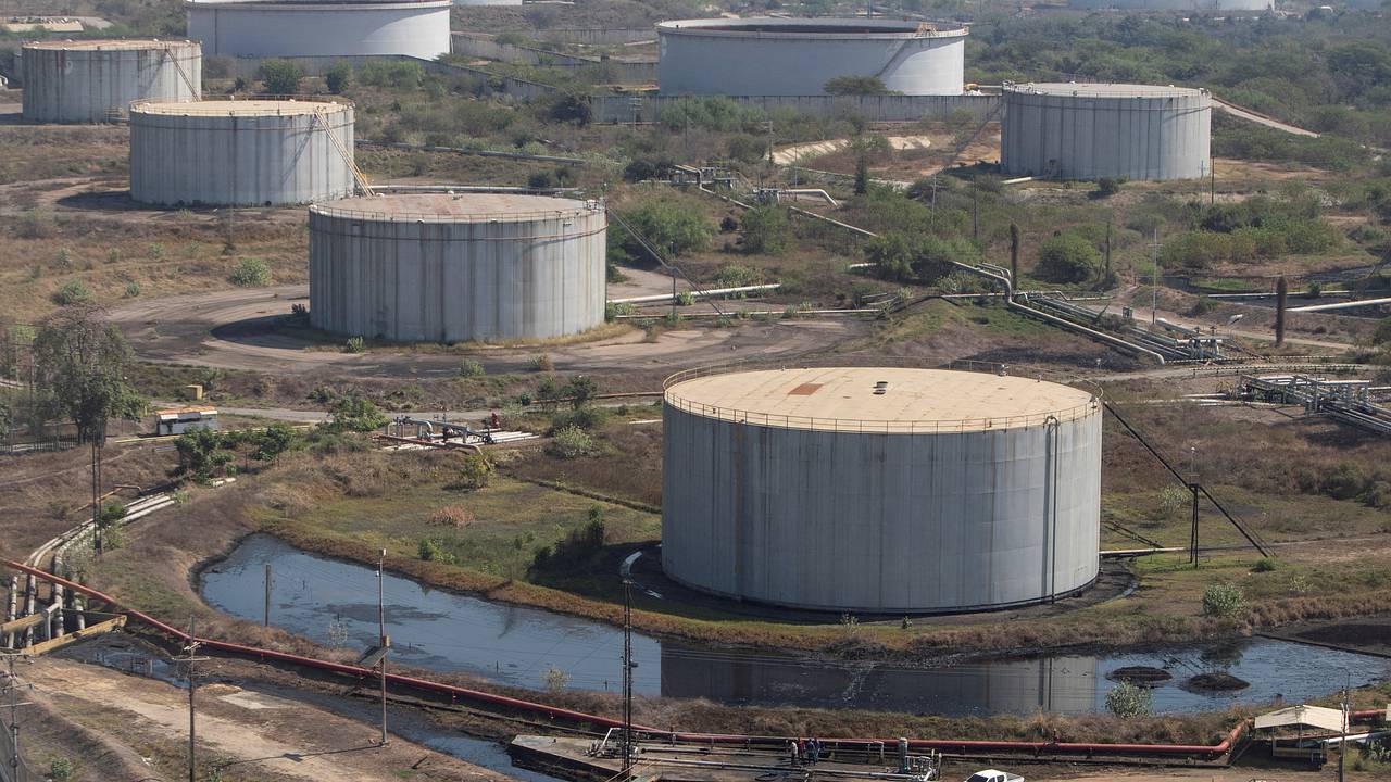 Китай решил воздержаться от покупок венесуэльской нефти у США