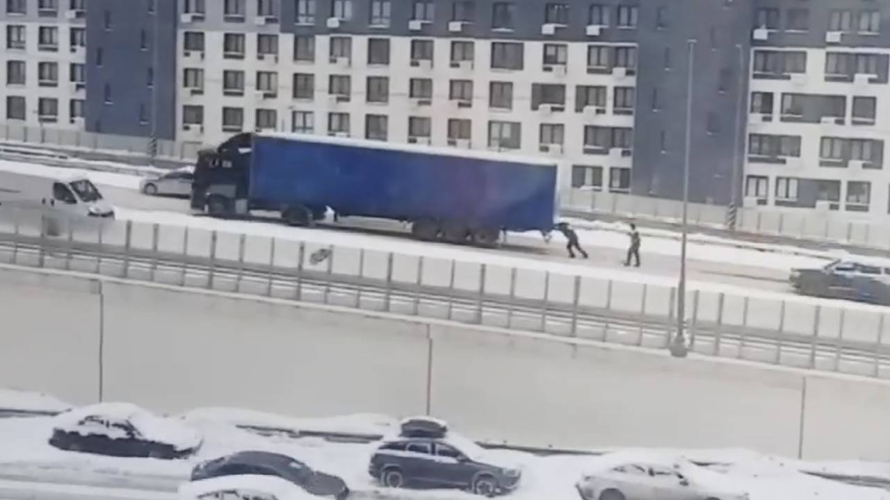 Гаишник затолкал фуру на заснеженную эстакаду и попал на видео