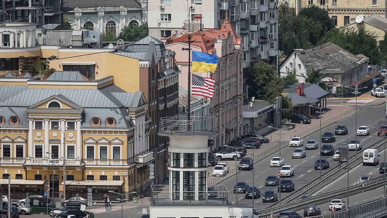 Стало известно количество выехавших молодых украинцев после разрешения властей