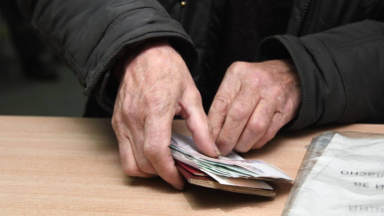 В Петербурге арестовали квартиру и пенсию тяжелобольной блокадницы