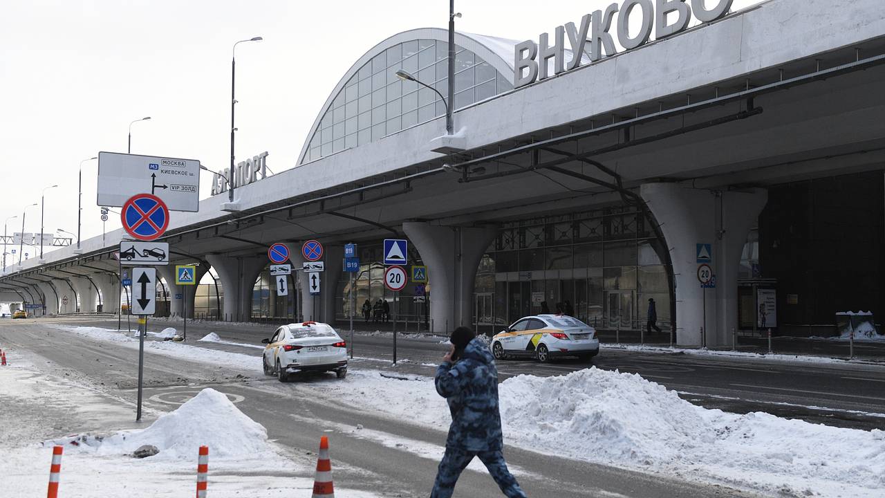Сотни россиян застряли в самолете в аэропорту Москвы из-за мощного снежного циклона