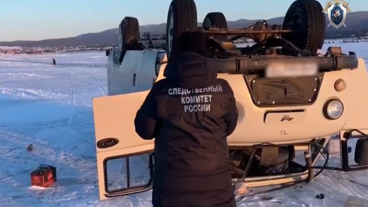Перевернувшийся на Байкале автомобиль с людьми попал на видео
