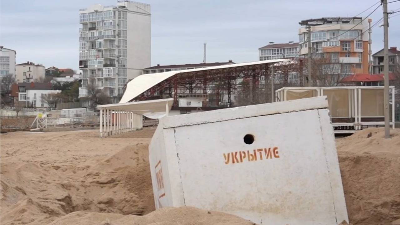 В Крыму несколько укрытий оказались глубоко под песком из-за штормов