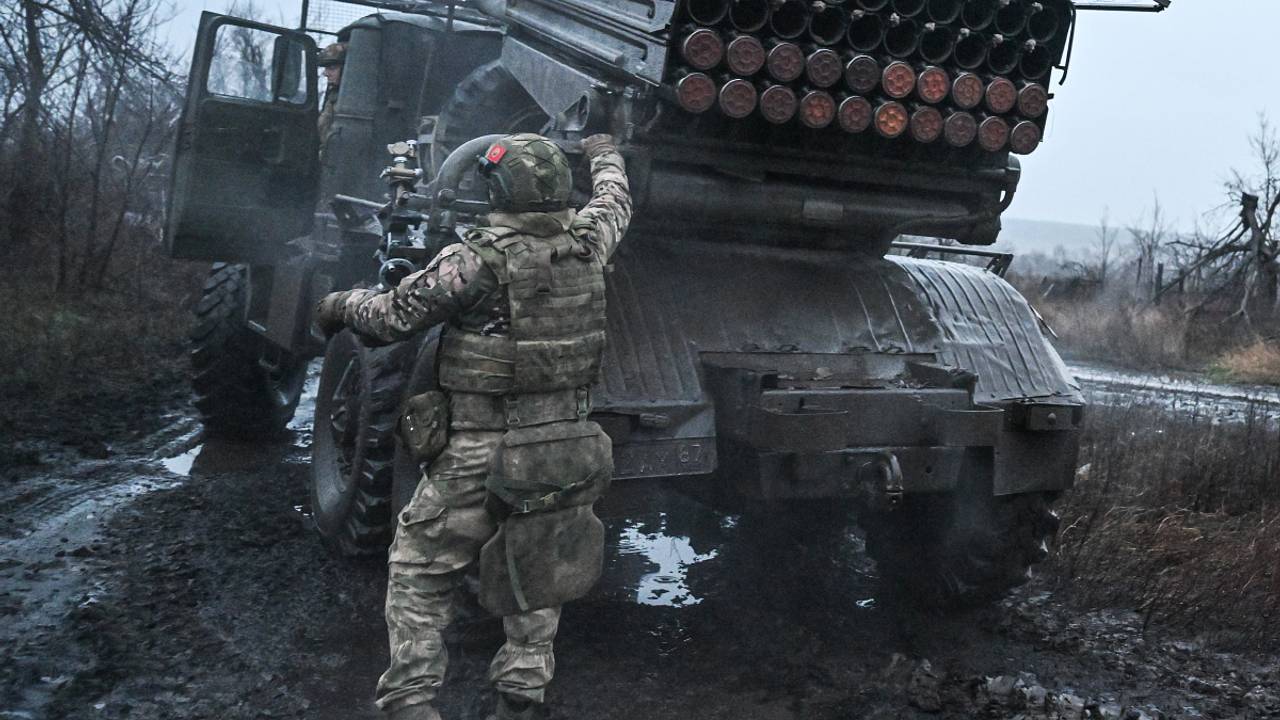 Возможную стратегию ослабления ВСУ на нескольких участках фронта раскрыли