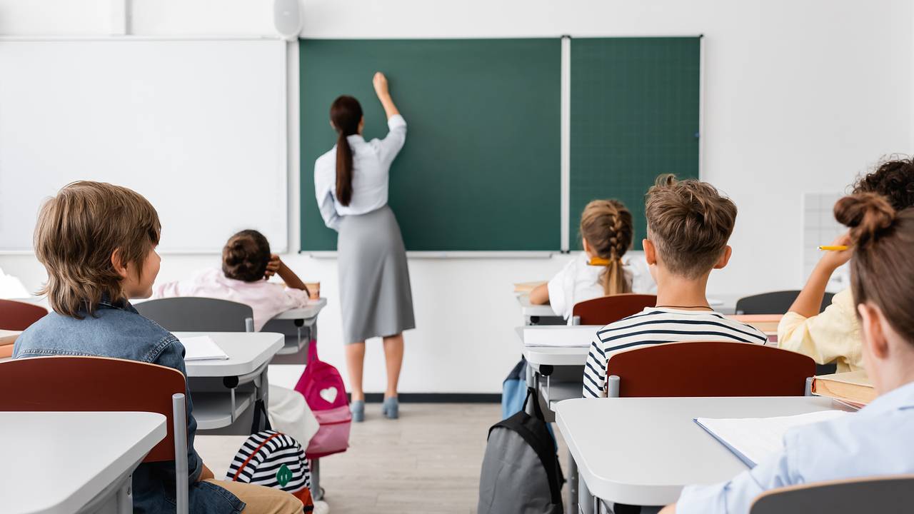 Забеременевшая от 12-летнего школьника учительница признала вину