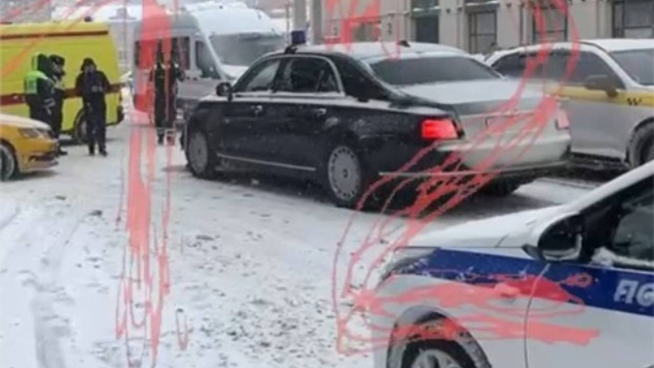 Aurus с мигалкой заметили на месте аварии с пострадавшими в центре Москвы
