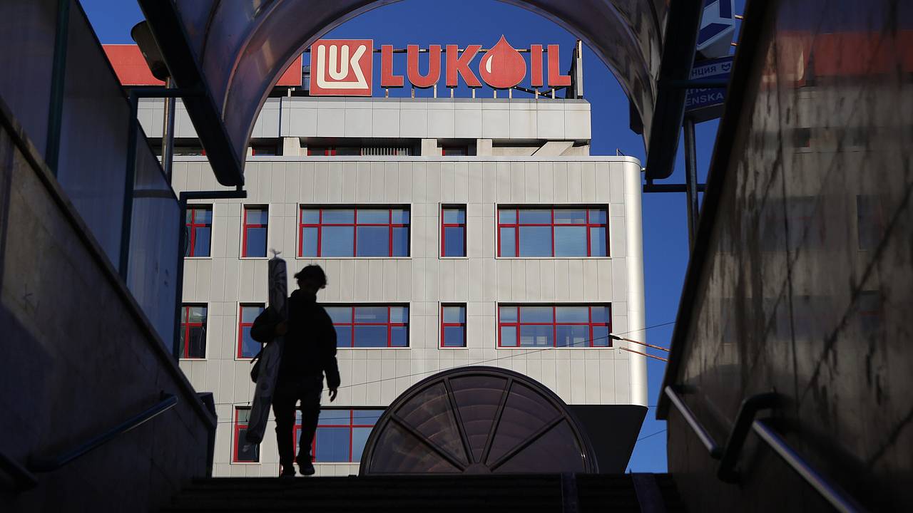 «Лукойл» заключила сделку по продаже зарубежных активов. Кто стал покупателем тысяч АЗС в Европе и Азии?