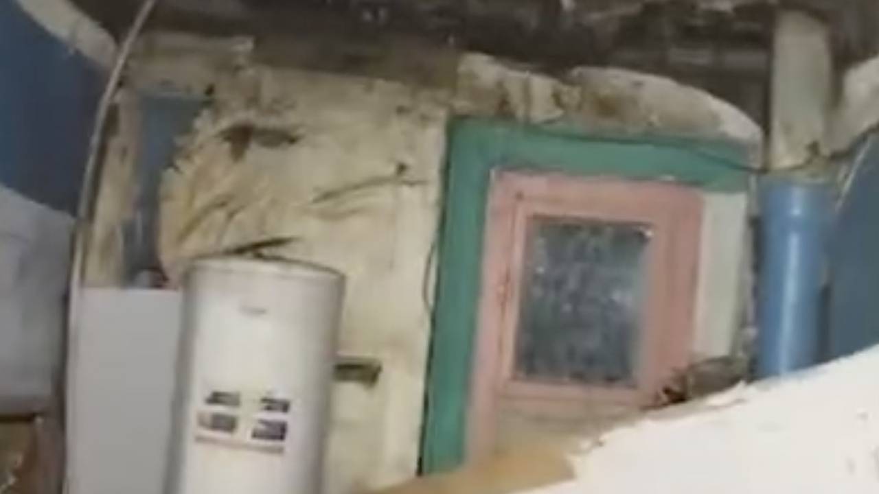 Рухнувший в туалете аварийного дома потолок едва не пришиб подростка