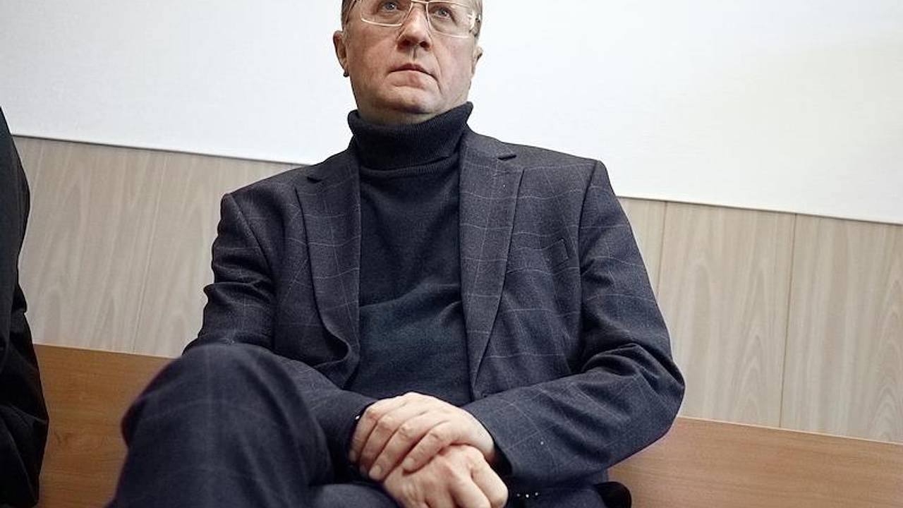 Дело попавшегося на многомиллионной взятке российского чиновника приостановили
