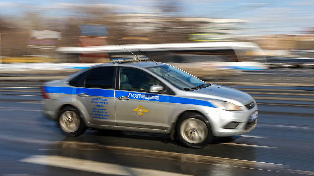 Российский охранник угрожал избить школьников палкой с гвоздями