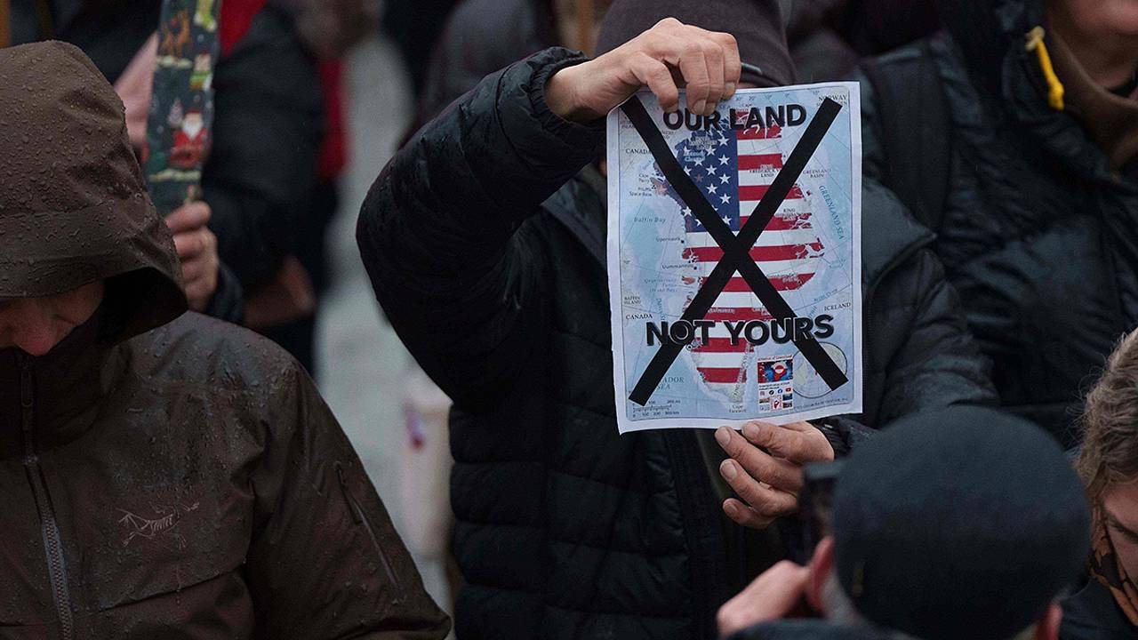 Мужчина попытался поднять флаг США в столице Гренландии и поплатился