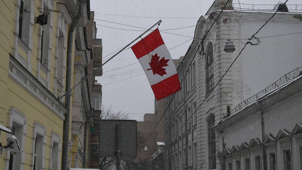 Визовые центры Канады в России прекратили прием заявок