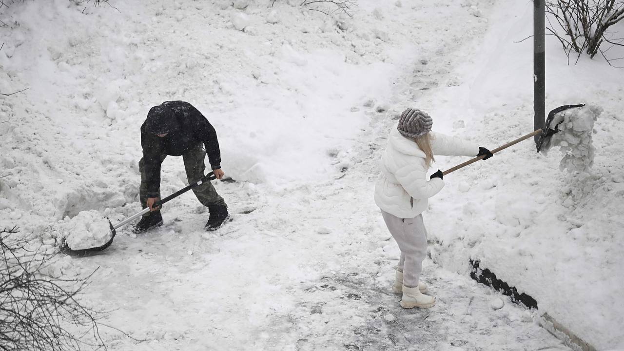 Россиян предупредили о риске сердечного приступа из-за уборки снега