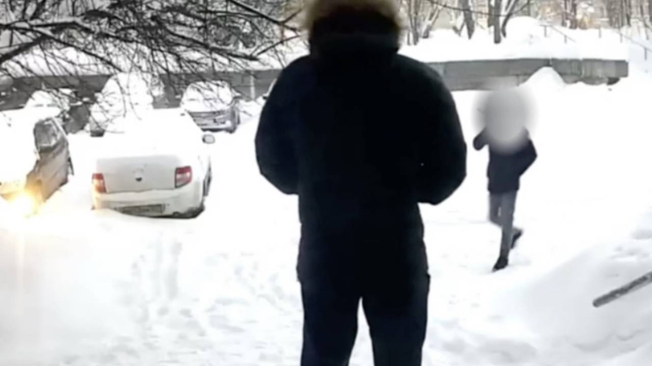 Камера домофона засняла момент расправы над россиянином
