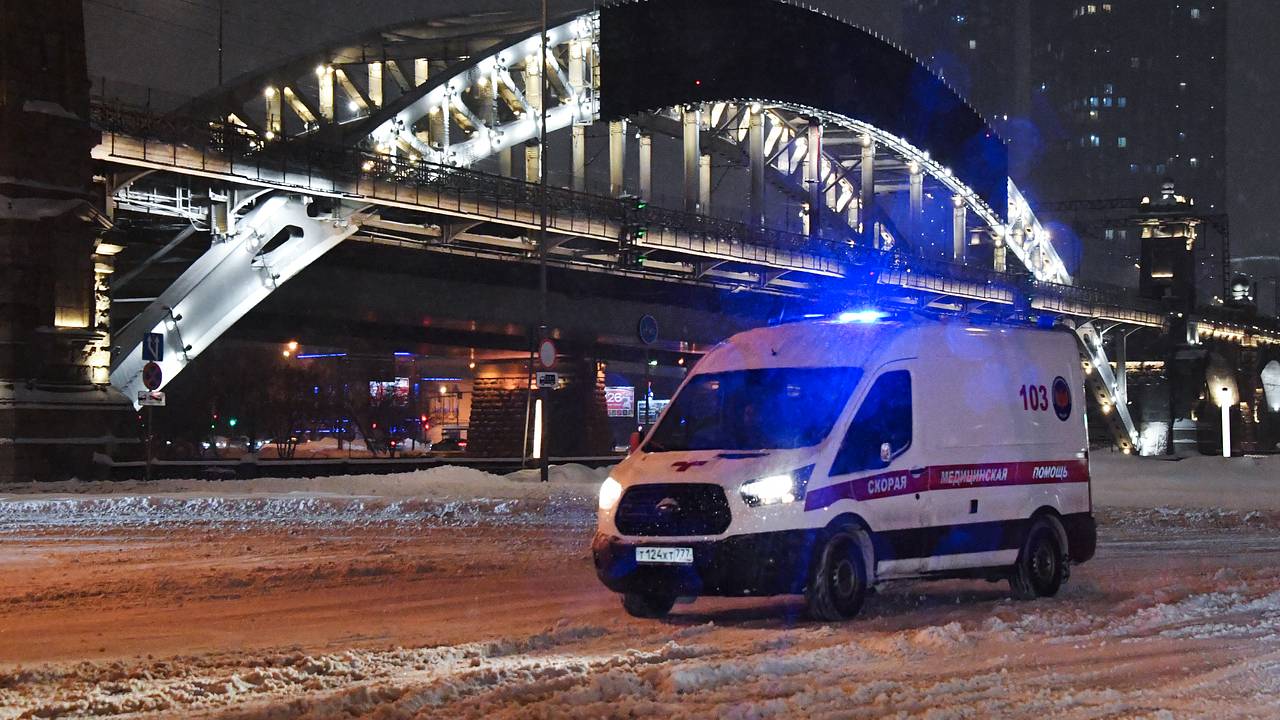 В Подмосковье на девушку рухнул козырек остановки