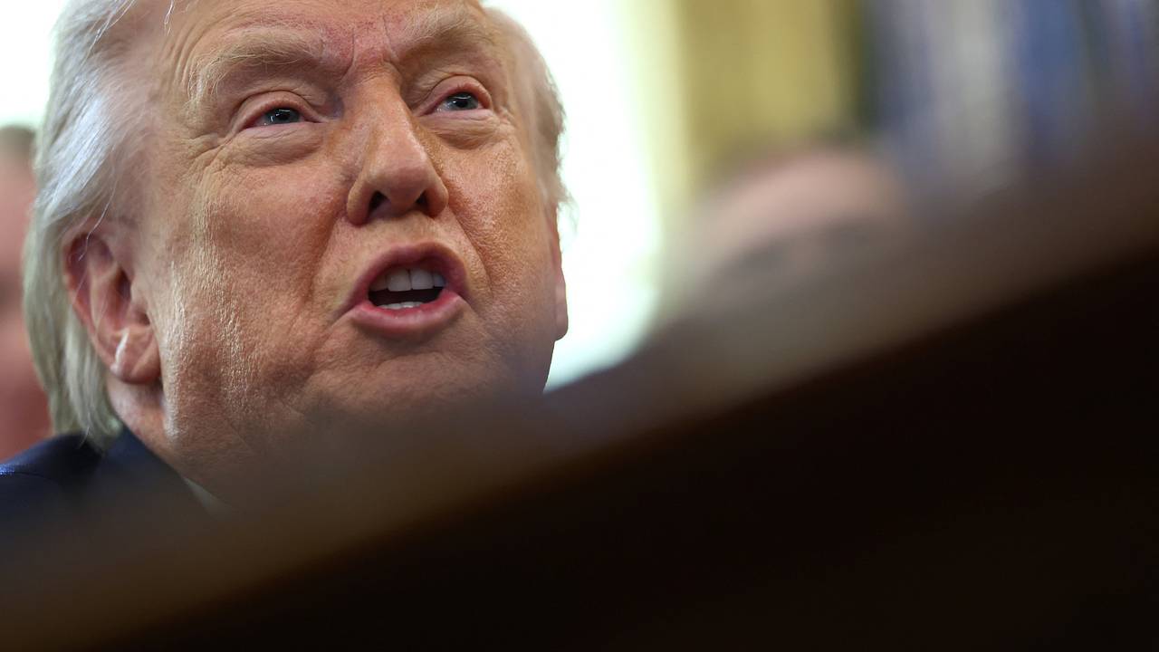 Трамп рассказал об армаде движущихся к Ирану кораблей