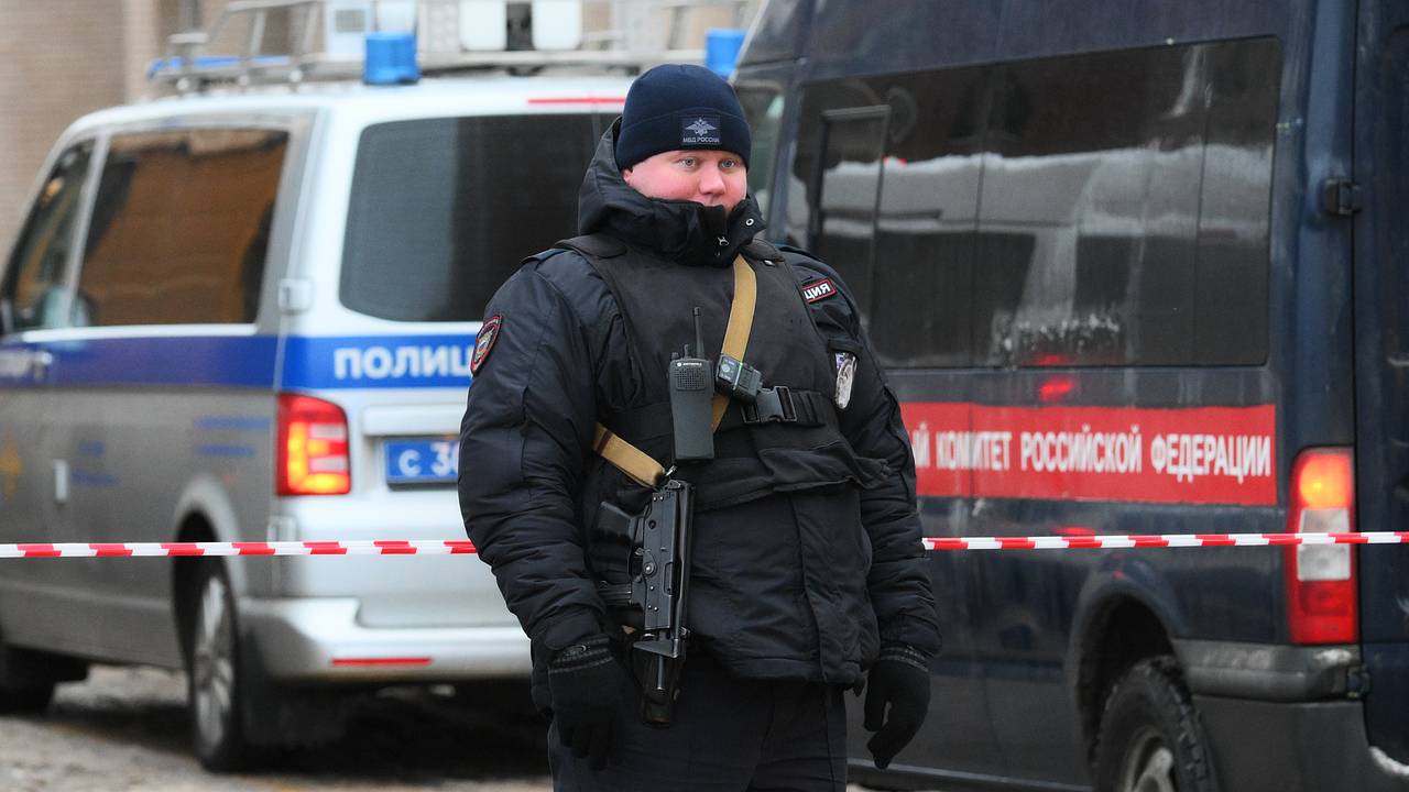 Тело голого мужчины нашли на козырьке подъезда в Москве Тело голого мужчины нашли на козырьке подъезда в Москве