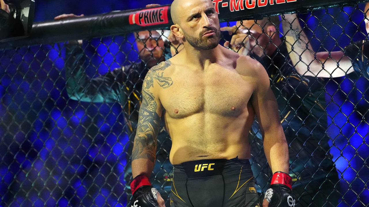 Назван фаворит главного боя UFC 325