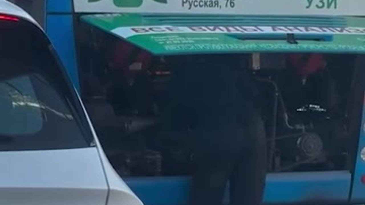 Водитель голыми руками потушил загоревшийся на ходу автобус и попал на видео Водитель голыми руками потушил загоревшийся на ходу автобус и попал на видео