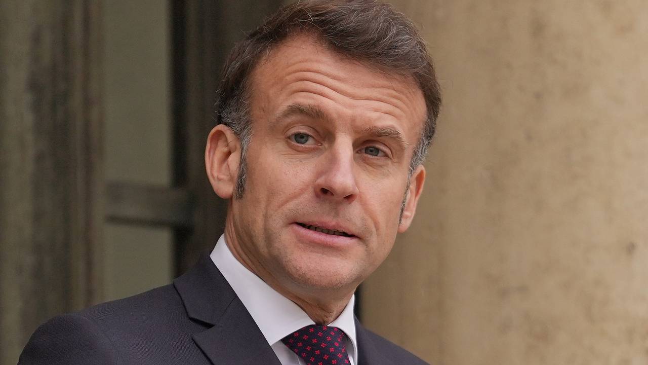 Макрон обращался за помощью к обвиненному в педофилии Эпштейну Макрон обращался за помощью к обвиненному в педофилии Эпштейну
